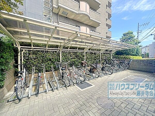 屋根付きの駐輪場がございます！