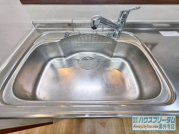 大きな鍋もらくらく洗えるワイドサイズのシンク