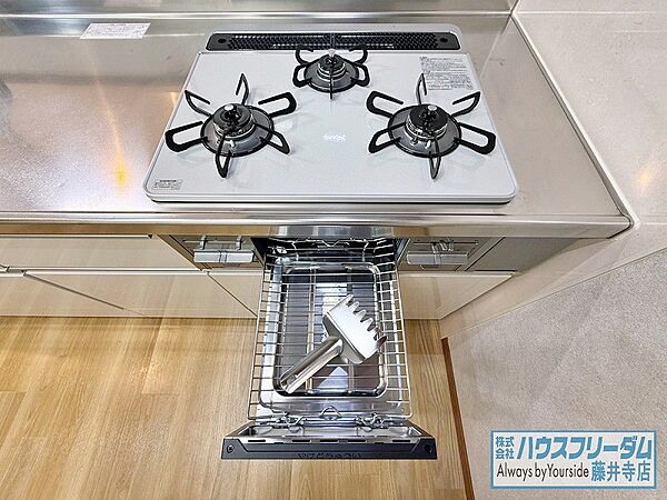 3つ口コンロで同時にたくさんの料理ができます。