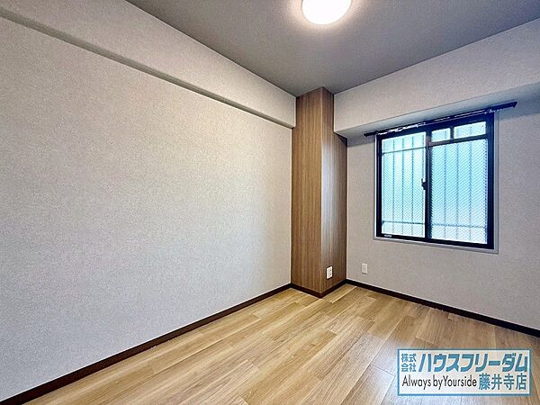 落ち着いた色合いのお部屋は寝室におすすめ。