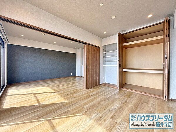 明るい印象のお部屋で気持ち良い朝を迎えられます！
