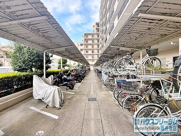 屋根付きの駐輪場がございます！
