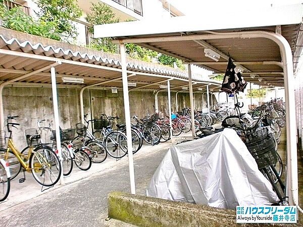 屋根付きの駐輪場がございます！