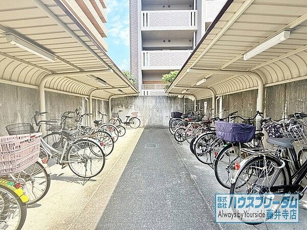 屋根付きの駐輪場がございます！