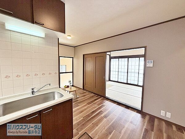 休日は暖かいリビングで家族団らん