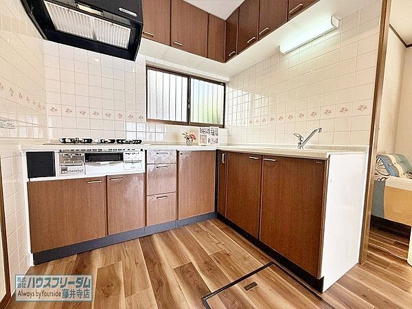 収納豊富で調理器具や調味料も出し入れしやすいです。