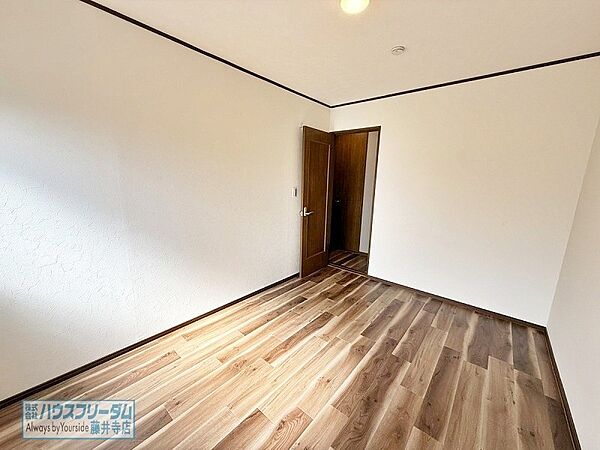 明るい印象のお部屋で気持ち良い朝を迎えられます。