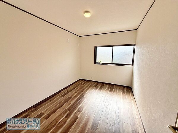 落ち着いた色合いのお部屋は寝室におすすめ。