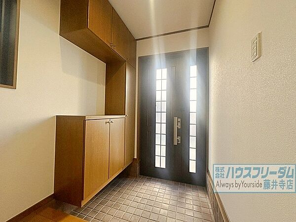 シューズBOX完備、小物を飾ることも出来ます。