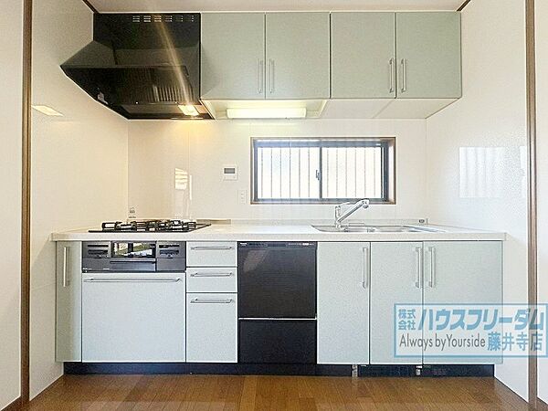 収納豊富で調味料や調理器具もすっきり片付きます。