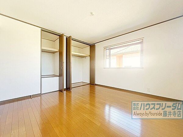 落ち着いた色合いのお部屋は寝室におすすめ。