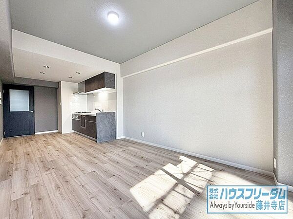 どんな家具にも合わせやすいナチュラルな内装です。
