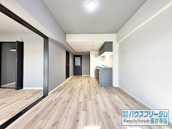 ダイニング、リビングと家具を配置しやすい間取りです