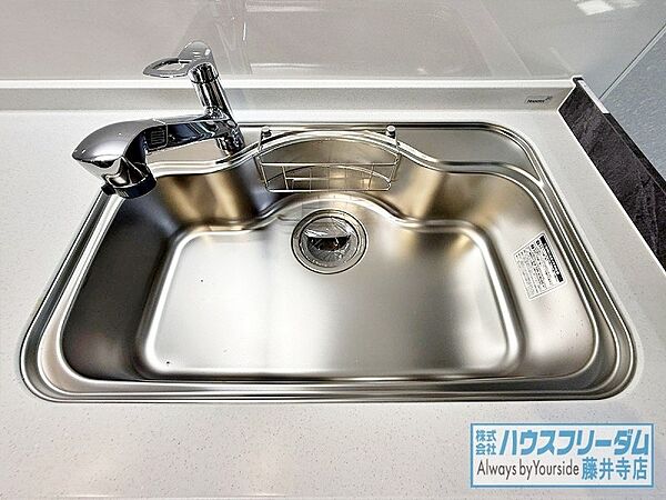 使い勝手の良いワイドサイズのシンク。