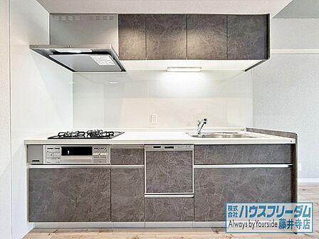 収納豊富で調理器具や調味料も出し入れしやすいです。