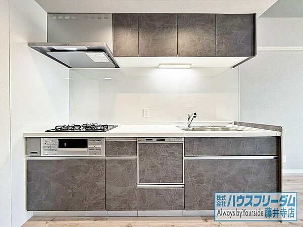収納豊富で調理器具や調味料も出し入れしやすいです。