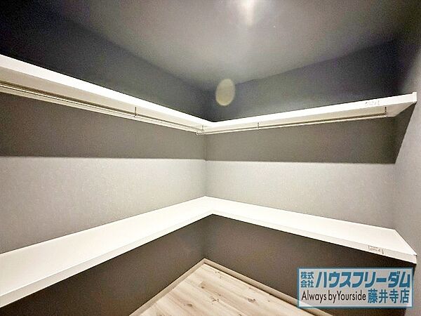 ウォークインクローゼットで満足の収納力