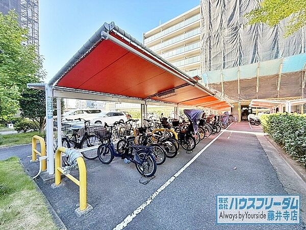 屋根付きの駐輪場がございます。