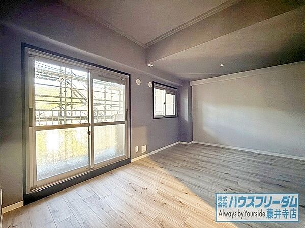 明るい印象のお部屋で気持ち良い朝を迎えられます。