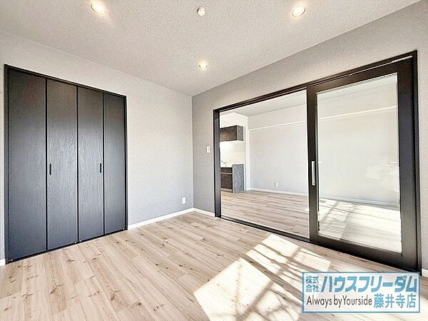 落ち着いた色合いのお部屋は寝室におすすめ。