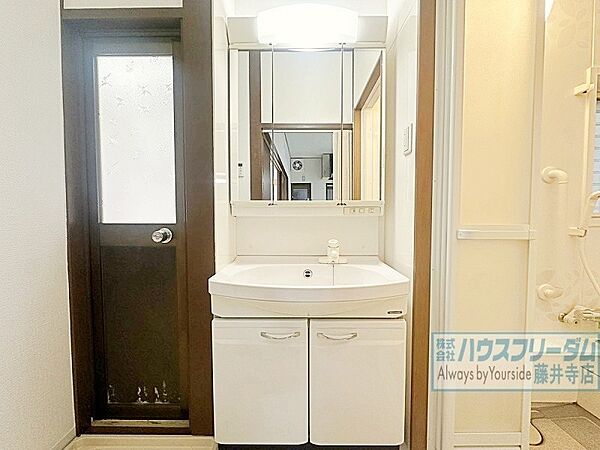 3面鏡で身だしなみチェックもばっちりです！