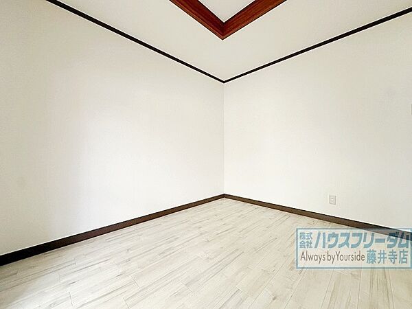 どんな家具にも合わせやすいナチュラルな内装です！