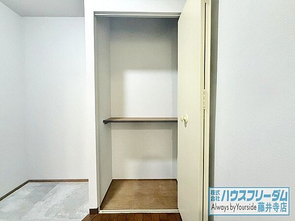 収納付きですっきりと片付きますよ！