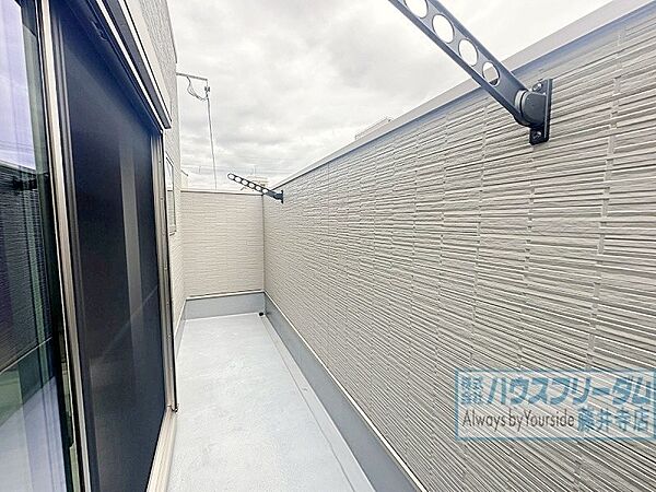 バルコニーでは気持ちよく洗濯物を干せます！