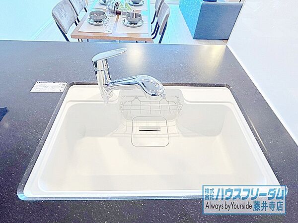 大きな鍋もらくらく洗えるワイドサイズのシンク！