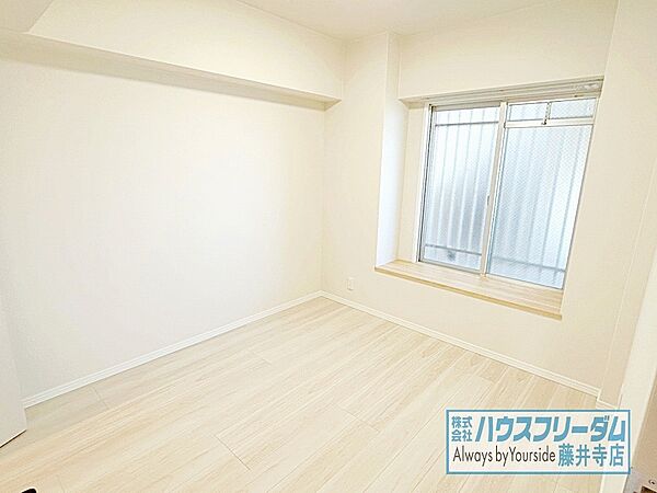 明るい印象のお部屋で気持ち良い朝を迎えられます！