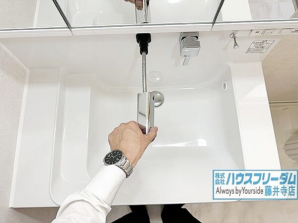 シャワーホースが伸びるので隅々までお掃除できます！