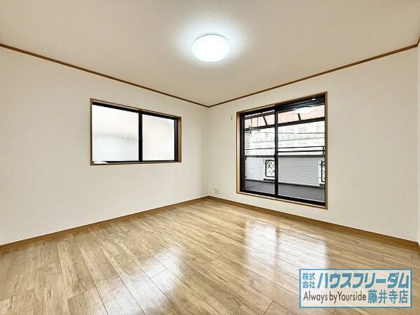 明るい印象のお部屋で気持ち良い朝を迎えられます！