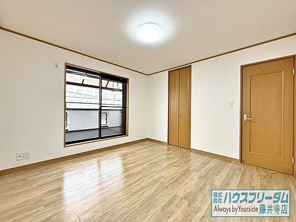 落ち着いた色合いのお部屋は寝室におすすめ！