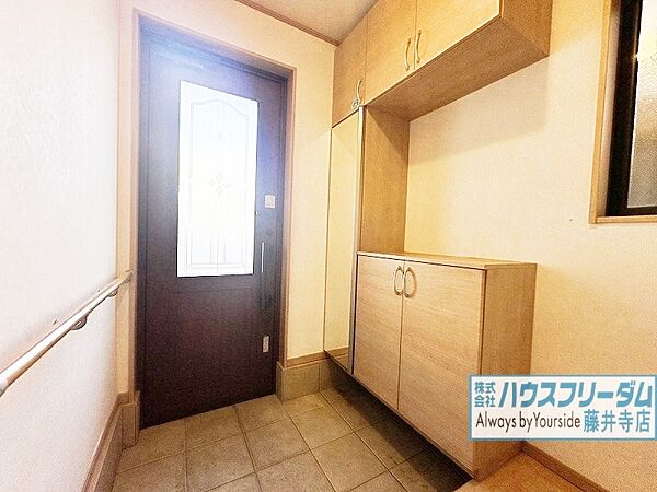 シューズBOX完備、小物を飾ることも出来ます