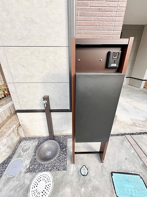 宅配ボックス付き機能ポール