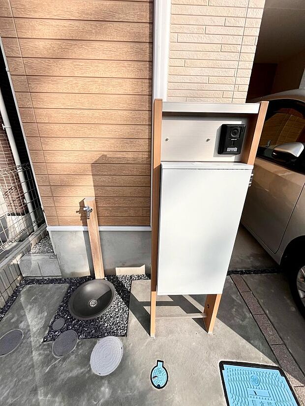 宅配ボックス付き機能ポール