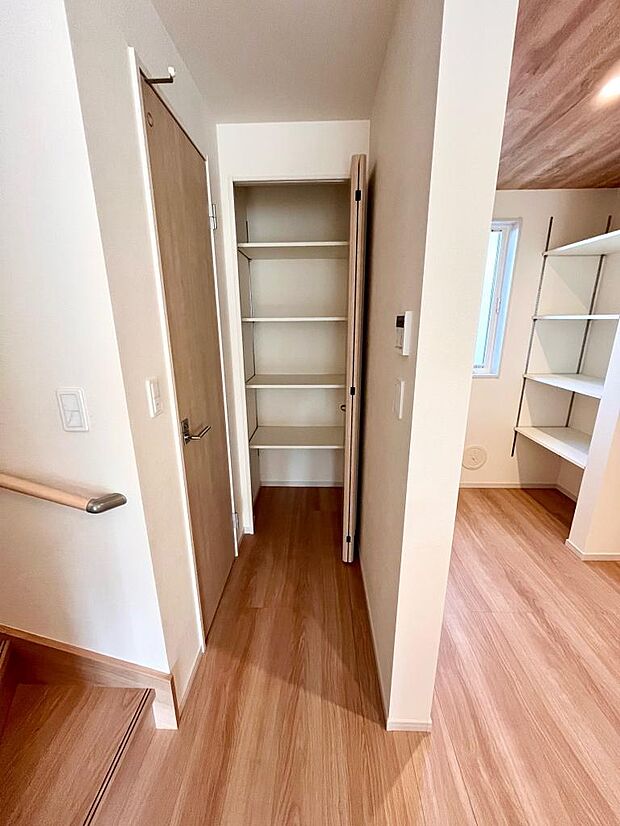 2階、廊下、収納棚