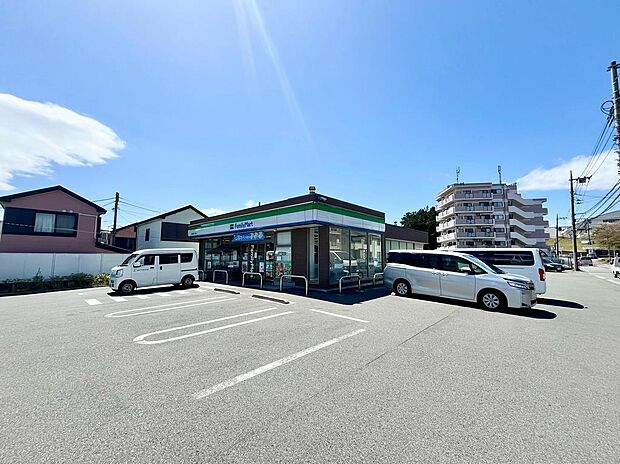 ファミリーマート大和草柳3丁目店まで約680ｍ