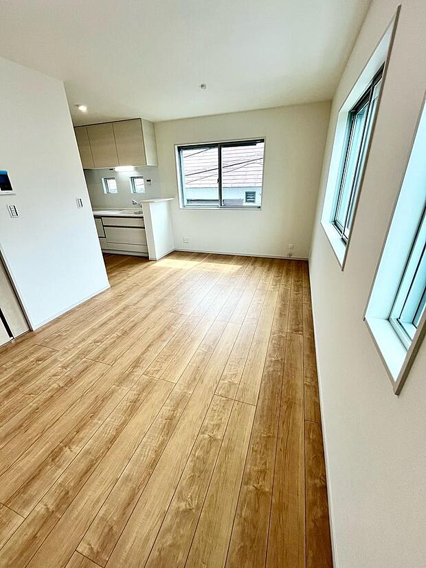 LDK、３方に窓があり明るいです