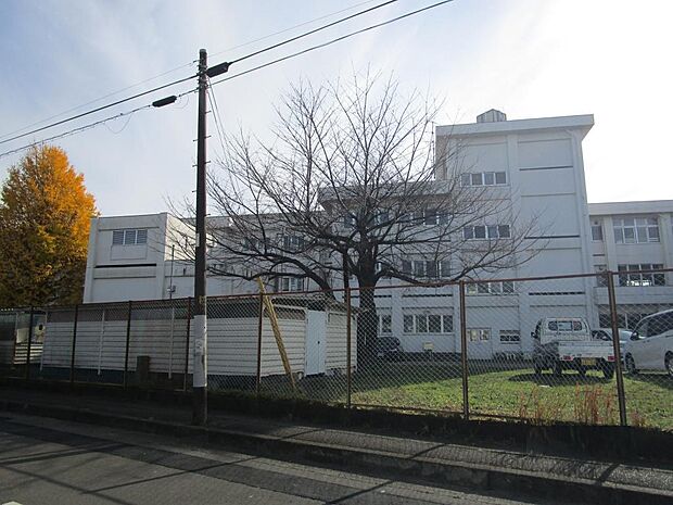 綾瀬中学校まで約1250m