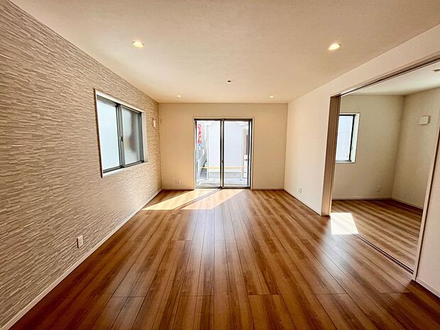 1F　LDK16帖、南と東に窓があります