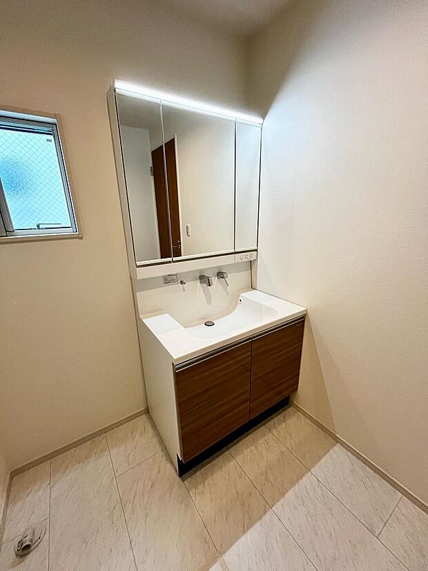 シャワー付洗面化粧台