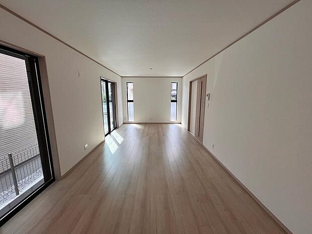 1F　LDK16.62帖、南と西に窓があります