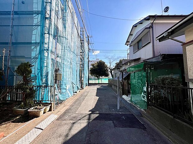 販売現地、前面道路