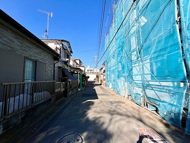 販売現地、前面道路