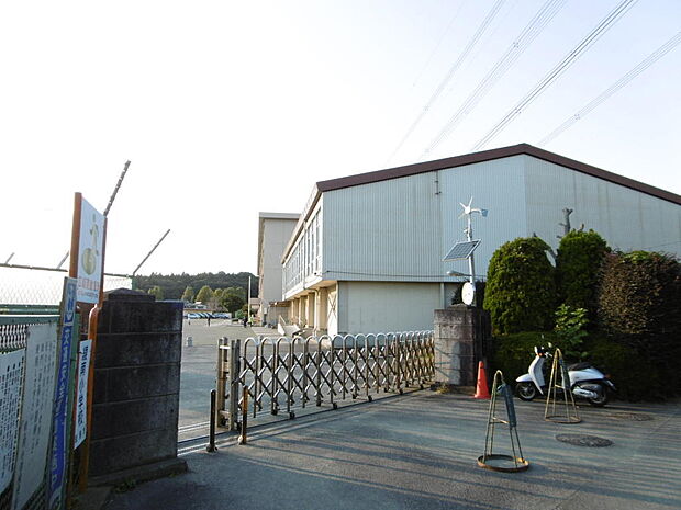 綾南小学校まで約410m