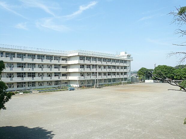 立野台小学校まで約555m