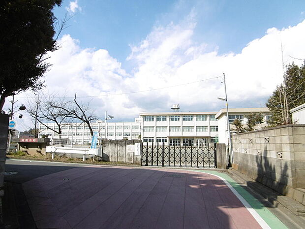 綾西小学校まで約60m