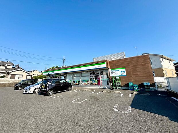 ファミリーマート綾瀬小園西店まで約685m