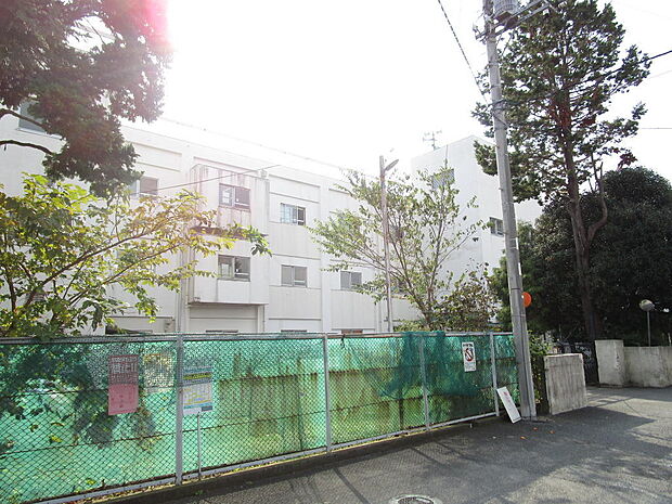 深見小学校まで約715m